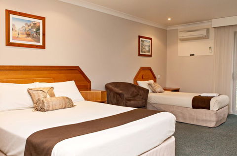 Hilltops Retreat Motor Inn - South Australia Travel 1