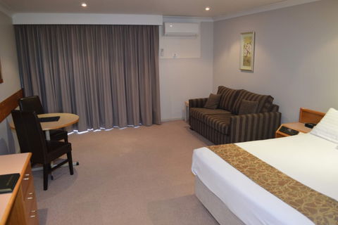 Hilltops Retreat Motor Inn - South Australia Travel 3