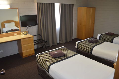 Hilltops Retreat Motor Inn - South Australia Travel 8