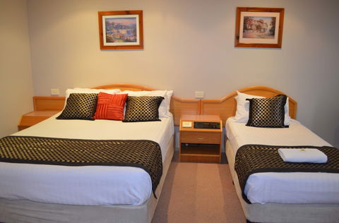 Hilltops Retreat Motor Inn - South Australia Travel 9