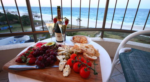 San Simeon Beachfront Apartments - South Australia Travel 6