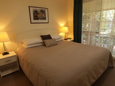 Bright Highland Valley Cottages - South Australia Travel 2