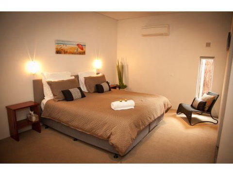 Hanover Bay Studio Apartments - South Australia Travel 0