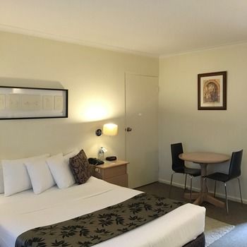 Eltham Gateway Hotel - South Australia Travel 13