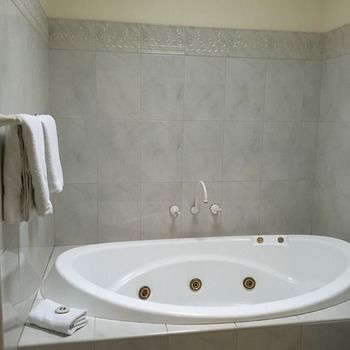 Eltham Gateway Hotel - South Australia Travel 16