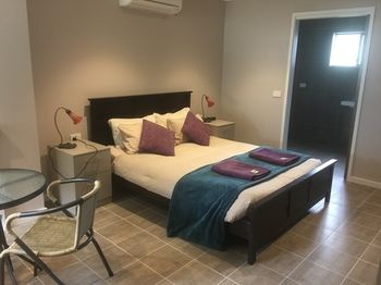 Sinclairs Country Retreat - South Australia Travel 35