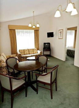 Elizabethan Lodge - South Australia Travel 18