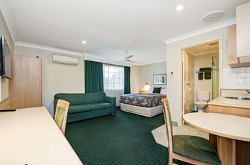 Colonial Terrace Motor Inn - South Australia Travel 26