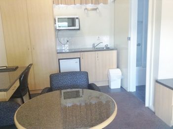 Ashton Townhouse Motel And Suites - South Australia Travel 4