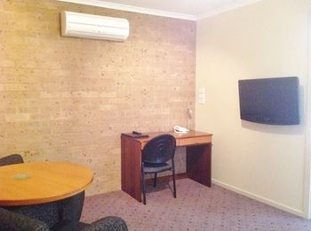 Ashton Townhouse Motel And Suites - South Australia Travel 8