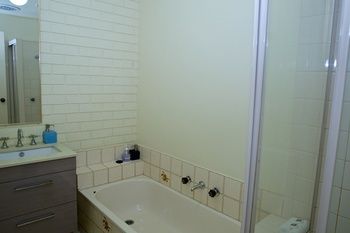Yarra Glen Racecourse Apartments - South Australia Travel 13