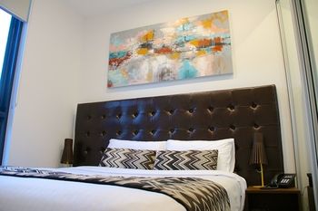 Whitehorse Apartment Hotel - South Australia Travel 13