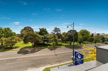 Whitehorse Apartment Hotel - South Australia Travel 18