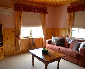 Grand Ole Topiary Cottage - South Australia Travel 2