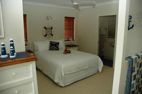 Alexander Lakeside Bed & Breakfast - South Australia Travel 1
