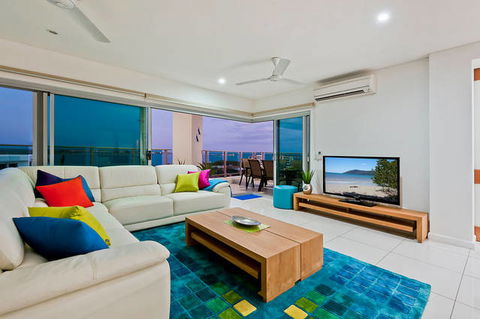 Beachlife Sea Breeze Luxury  Apartment Harbour Views - South Australia Travel 0