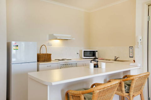 Tropic Towers Apartments - South Australia Travel 7