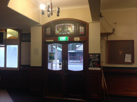 Cecil Hotel Zeehan - South Australia Travel 3