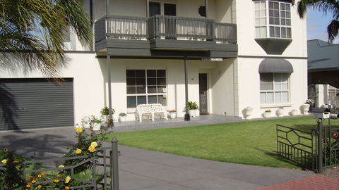 Glenelg Sea-Breeze B&B - South Australia Travel 0