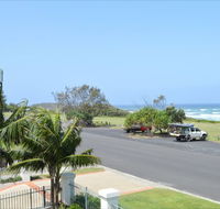 Breakers 1 / 5 at Yamba - South Australia Travel