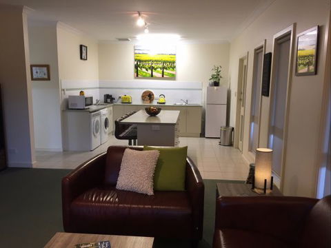 Lyreen's Apartment Bed And Breakfast - South Australia Travel 7