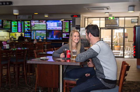 Pedens Hotel - South Australia Travel 1