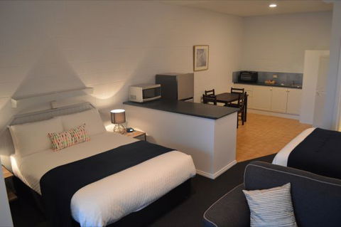 Penguin Seaside Motel - South Australia Travel 1
