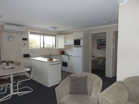 Surfside Holiday Apartments - South Australia Travel 3