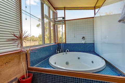 Bettenay's Lakeside Chalets And Luxury Spa Apartment - South Australia Travel 3