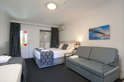 Central Railway Hotel - South Australia Travel 1