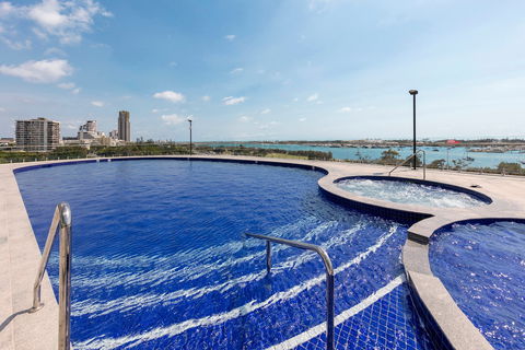 Meriton Suites Southport - South Australia Travel 2