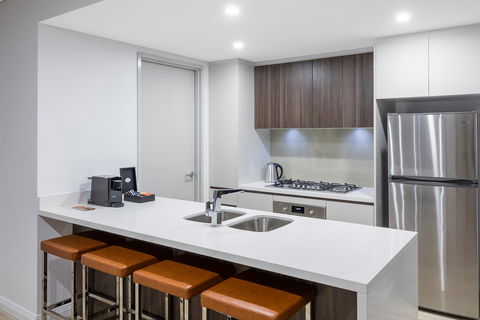 Meriton Suites Southport - South Australia Travel 3