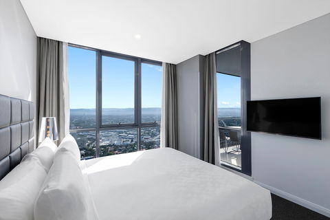 Meriton Suites Southport - South Australia Travel 4