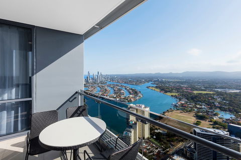 Meriton Suites Southport - South Australia Travel 5