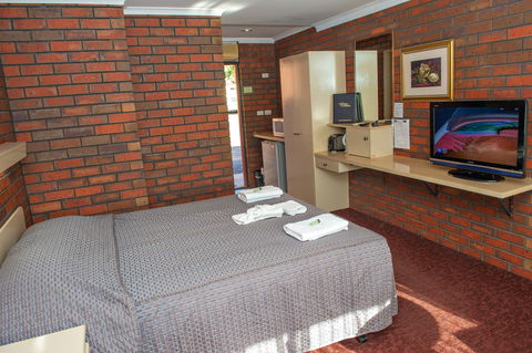 Golden Country Motel And Caravan Park - South Australia Travel 1