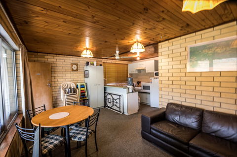 80 Page Drive Blanchetown -River Shack Rentals - South Australia Travel 2