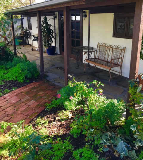 3 Divas Accommodation - The Moscato Cottage - South Australia Travel 0