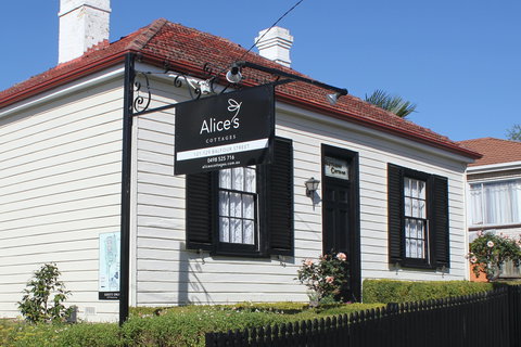 Alice's Cottages - South Australia Travel 0