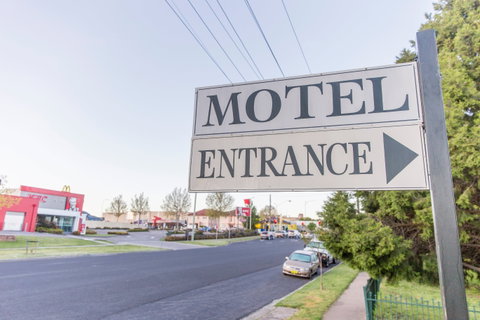 Bathurst Motor Inn - South Australia Travel 0