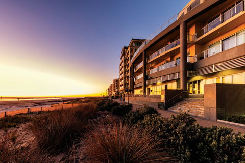 Oaks Glenelg Plaza Pier Suites - South Australia Travel 0
