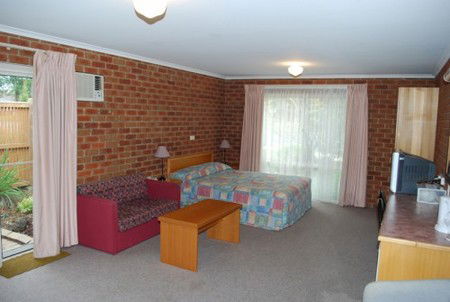 Inverloch Central Motor Inn - South Australia Travel 3