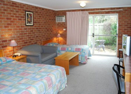 Inverloch Central Motor Inn - South Australia Travel 4