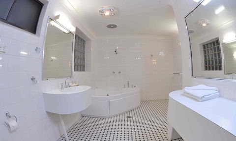 Country Comfort Tumut Valley Motel - South Australia Travel 4