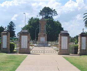 Warwick War Memorial And Gates - South Australia Travel 0