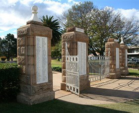 Warwick War Memorial And Gates - South Australia Travel 2