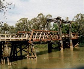 Swan Hill - Murray River Road Bridge - South Australia Travel 0