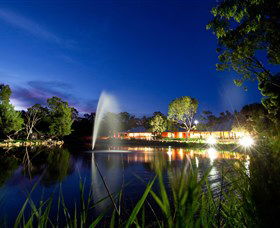 Savannah Visitor Plaza, Taronga Western Plains Zoo Dubbo - South Australia Travel 3