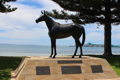 Makybe Diva Statue - South Australia Travel 0