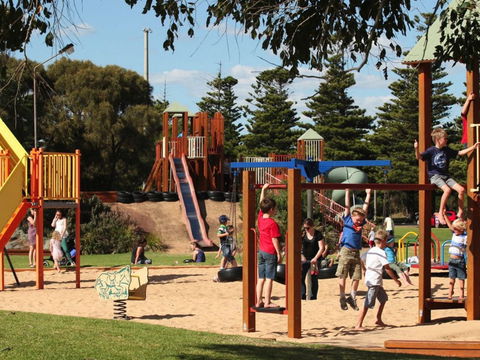 Lake Pertobe - South Australia Travel 0
