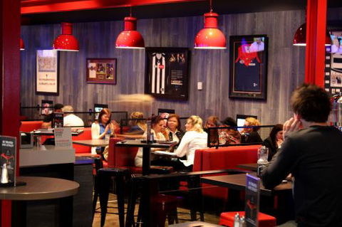 The Sporting Globe Bar & Grill - South Australia Travel 3